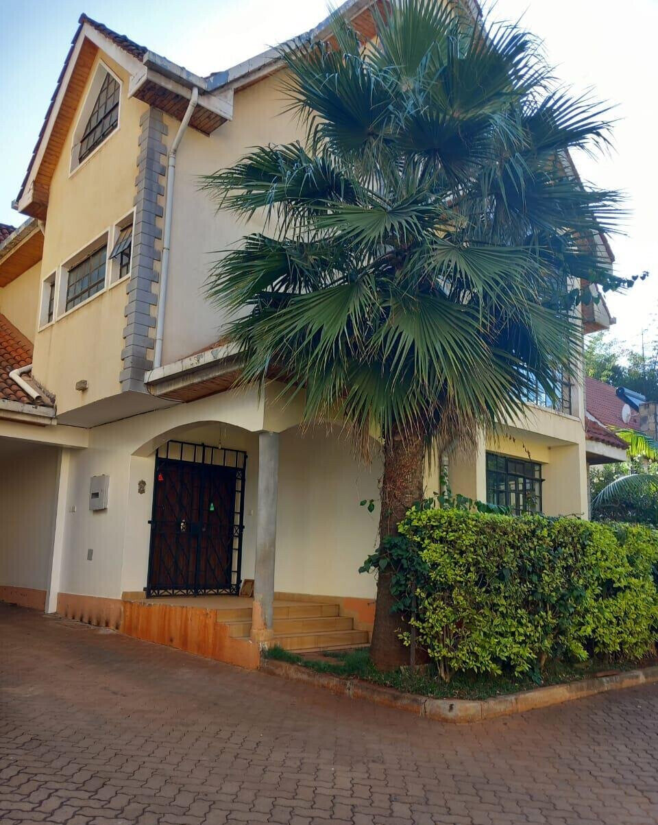5-Bed Townhouse with Sunken Lounge & Fireplace - Westlands