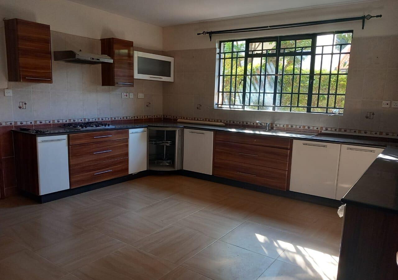 5-Bed Townhouse with Sunken Lounge & Fireplace - Westlands