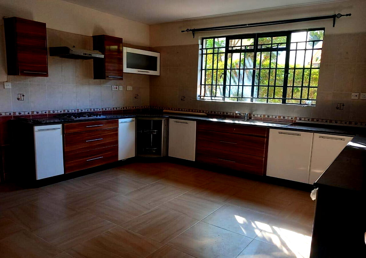 5-Bed Townhouse with Sunken Lounge & Fireplace - Westlands