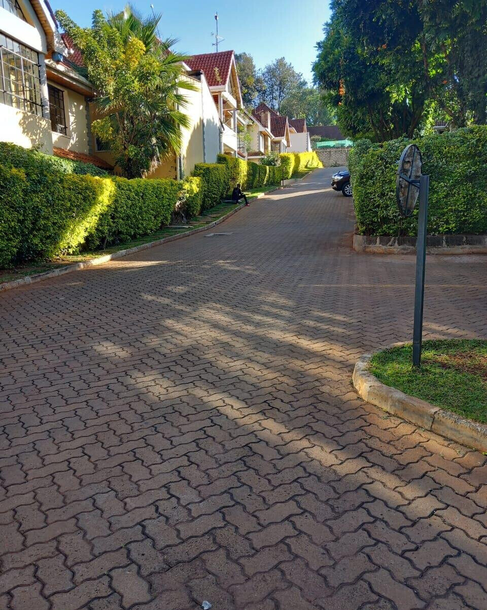 5-Bed Townhouse with Sunken Lounge & Fireplace - Westlands