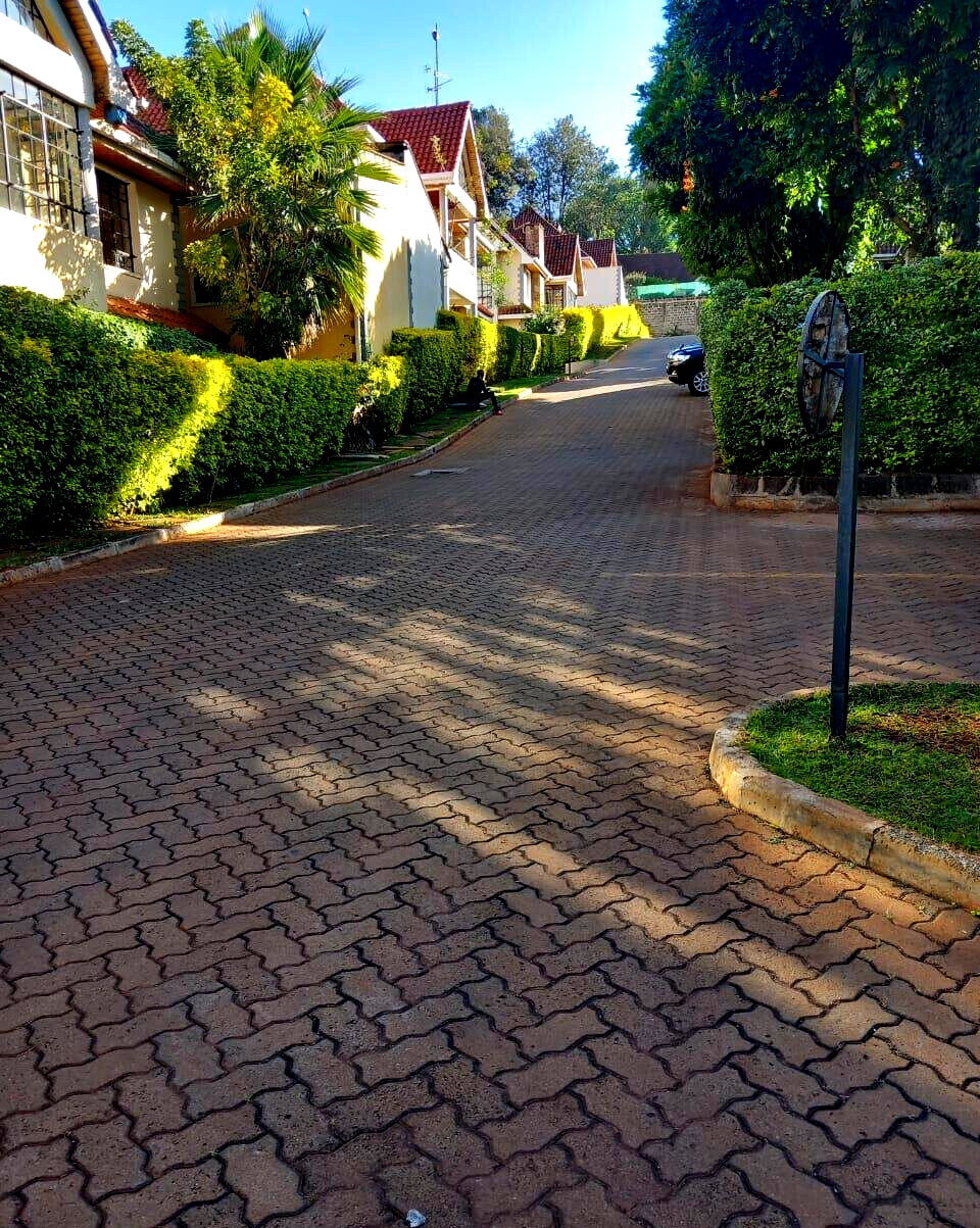 5-Bed Townhouse with Sunken Lounge & Fireplace - Westlands