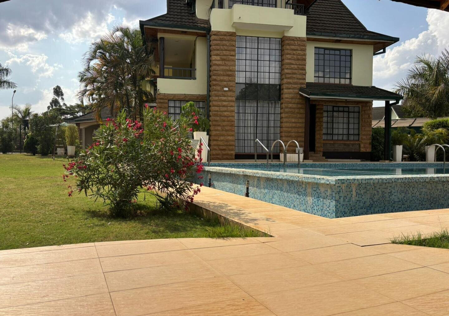 4BR All-Ensuite Townhouse with Pool & Gym - Ridgeways
