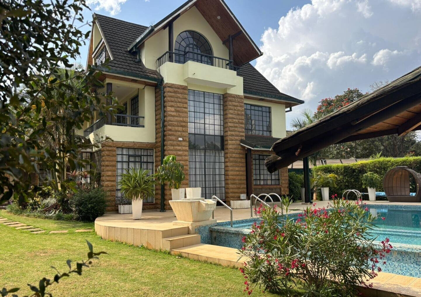 4BR All-Ensuite Townhouse with Pool & Gym - Ridgeways