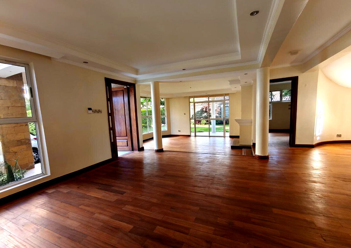 Corner Villa with Fireplace & Private Garden - Lavington