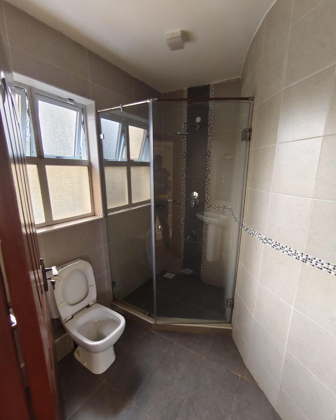 Corner Villa with Fireplace & Private Garden - Lavington