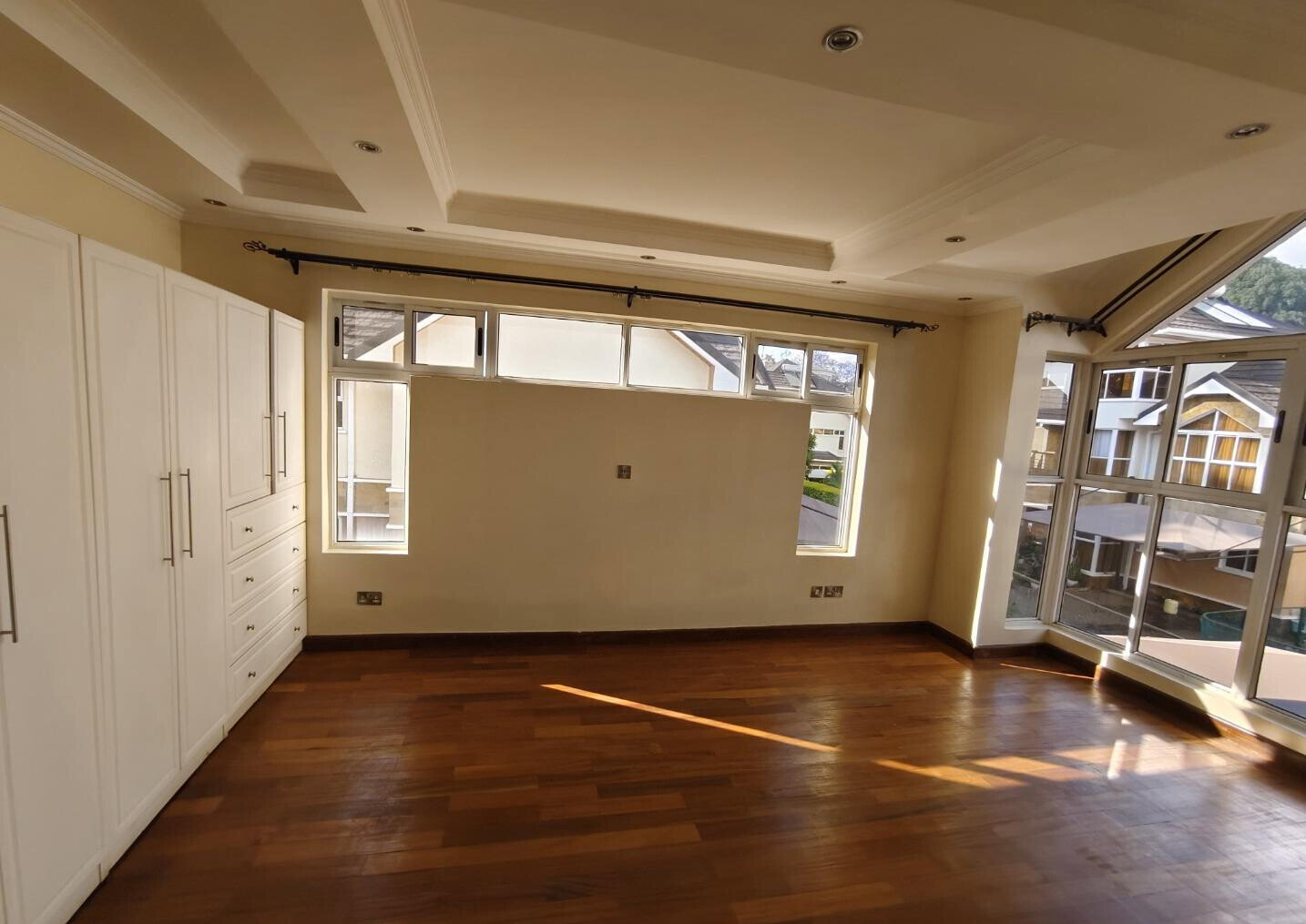 Corner Villa with Fireplace & Private Garden - Lavington