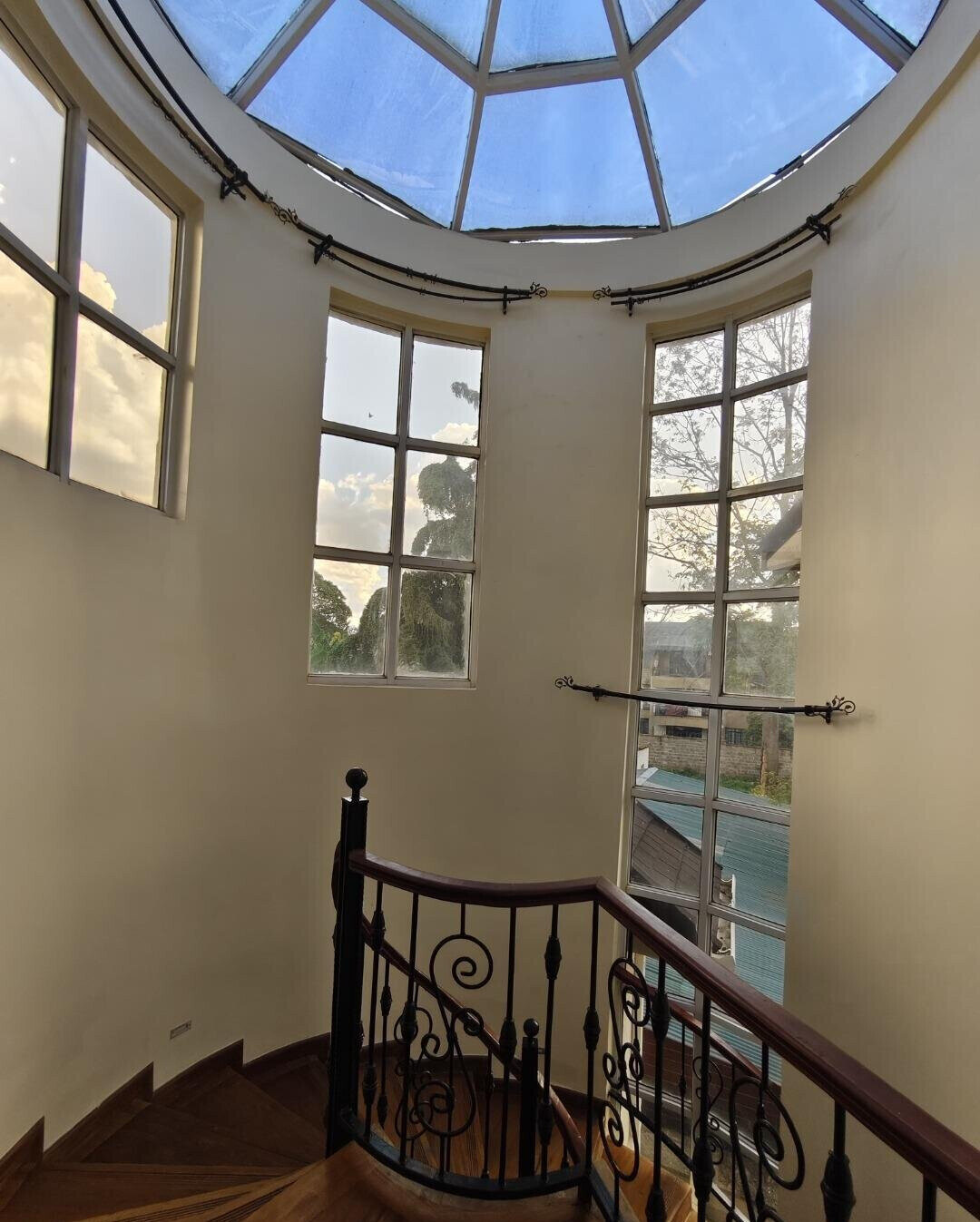 Corner Villa with Fireplace & Private Garden - Lavington
