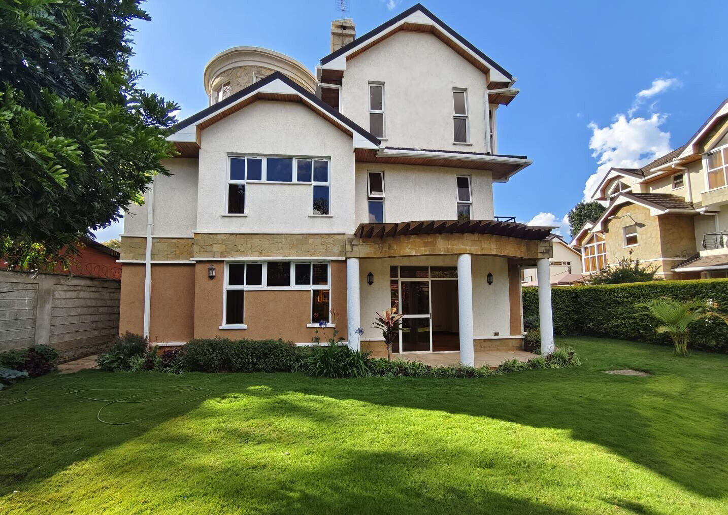 Corner Villa with Fireplace & Private Garden - Lavington