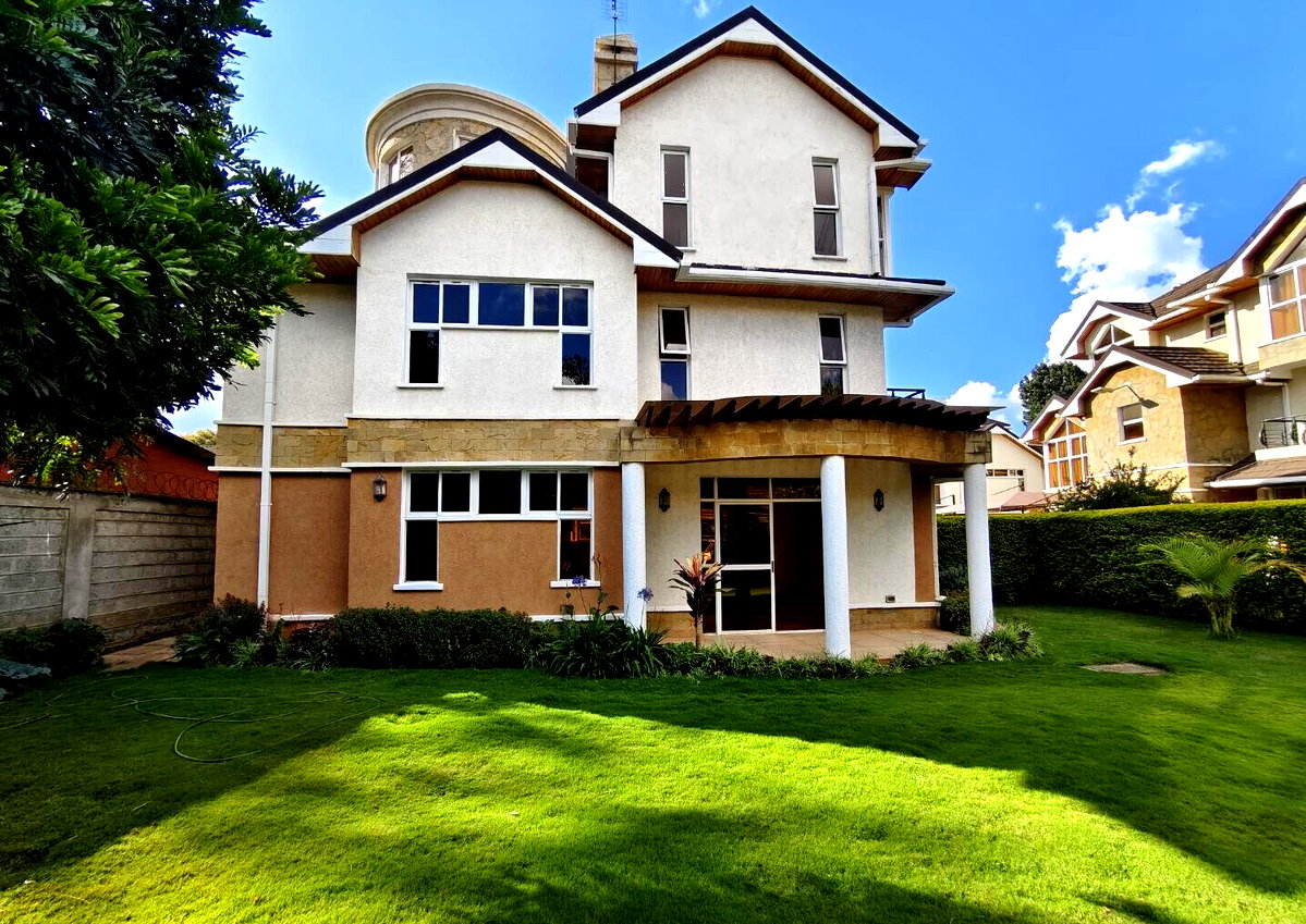 Corner Villa with Fireplace & Private Garden - Lavington