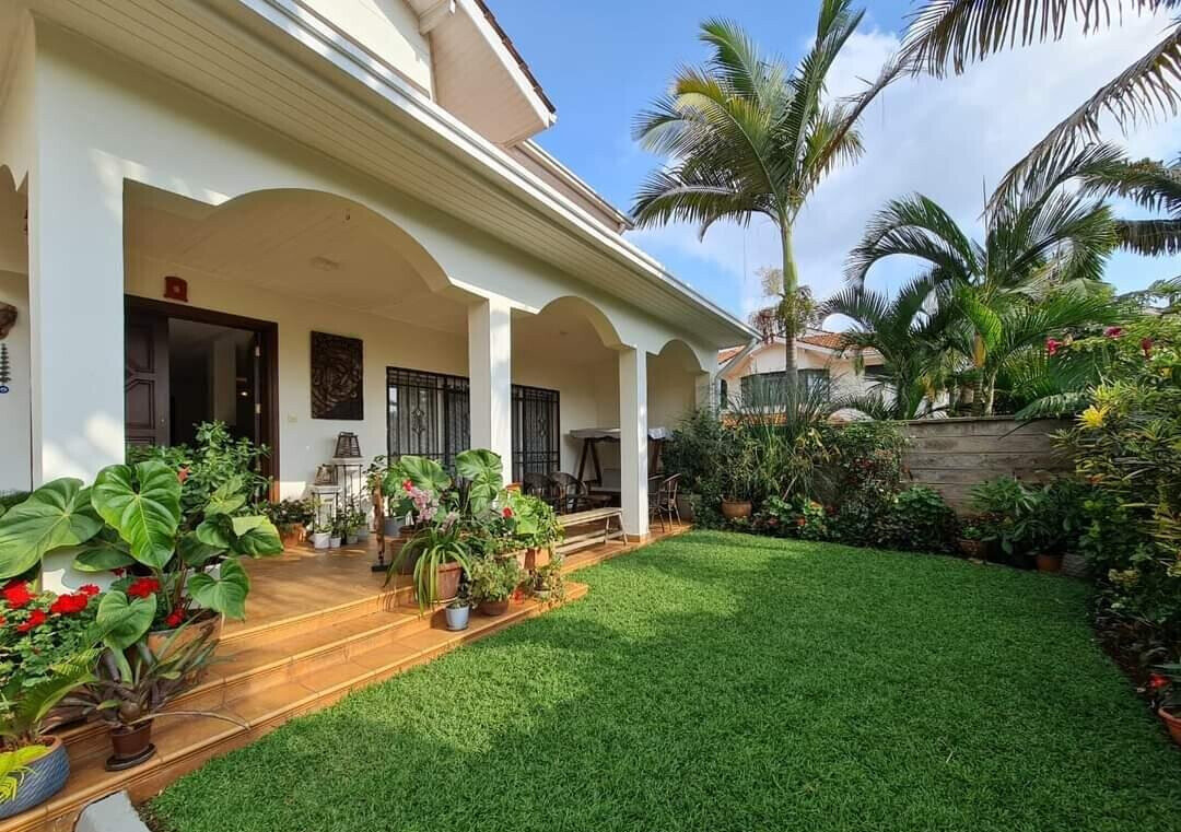 4BR Townhouse with Sunken Living & Inverter - Brookside, Gigiri