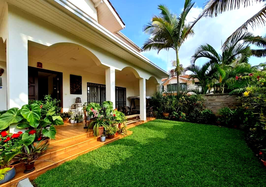4BR Townhouse with Sunken Living & Inverter - Brookside, Gigiri