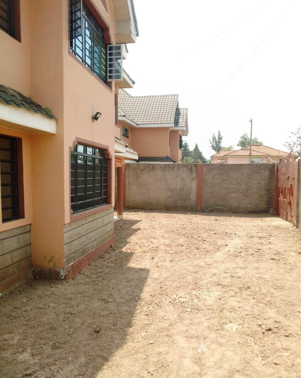 5BR Townhouse with Ready Title & 3-Car Parking - Ruiru