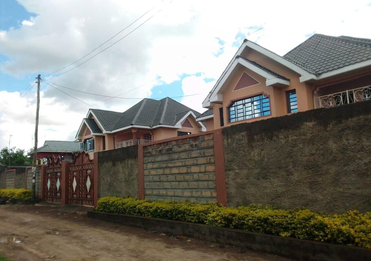 5BR Townhouse with Ready Title & 3-Car Parking - Ruiru