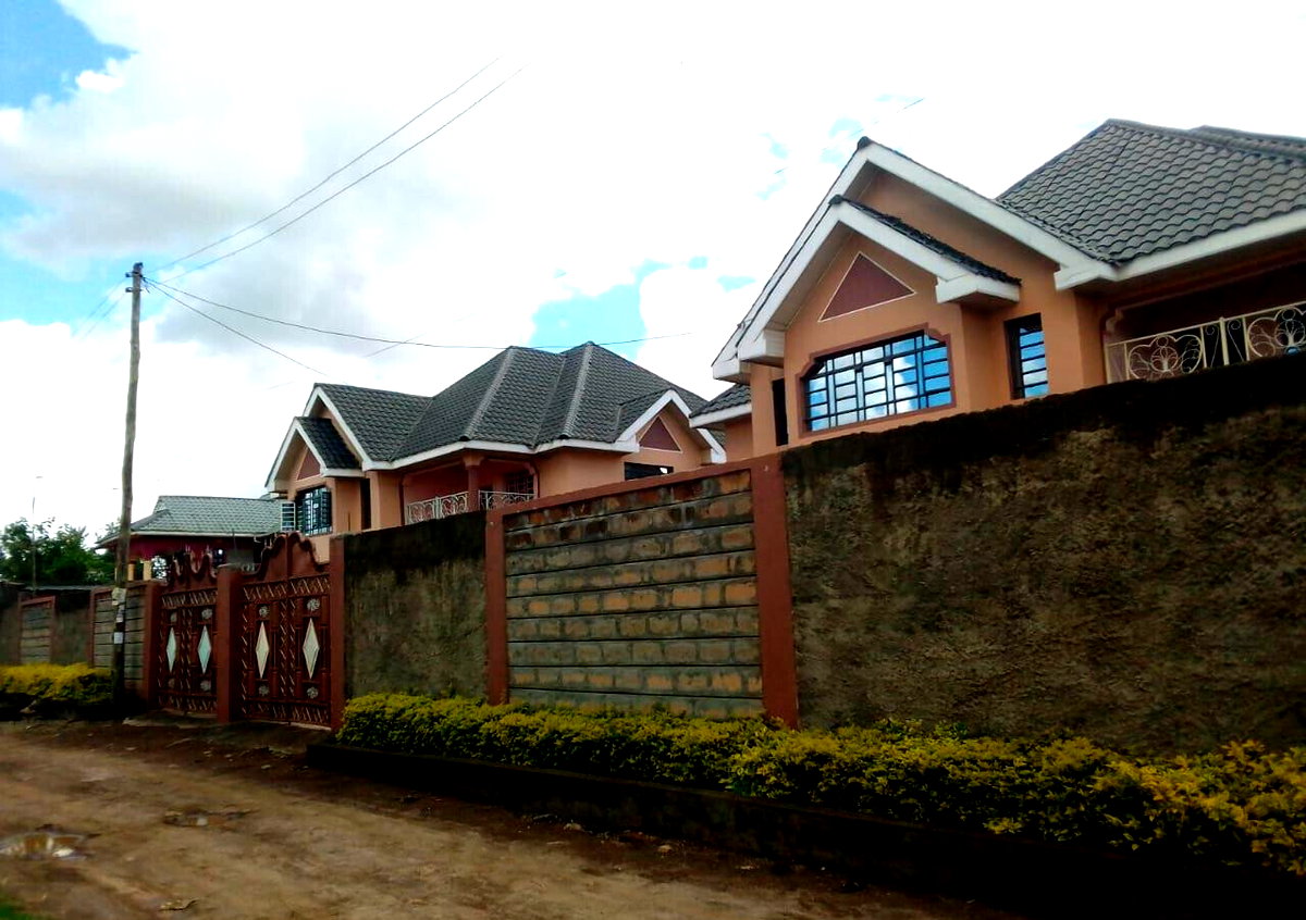 5BR Townhouse with Ready Title & 3-Car Parking - Ruiru