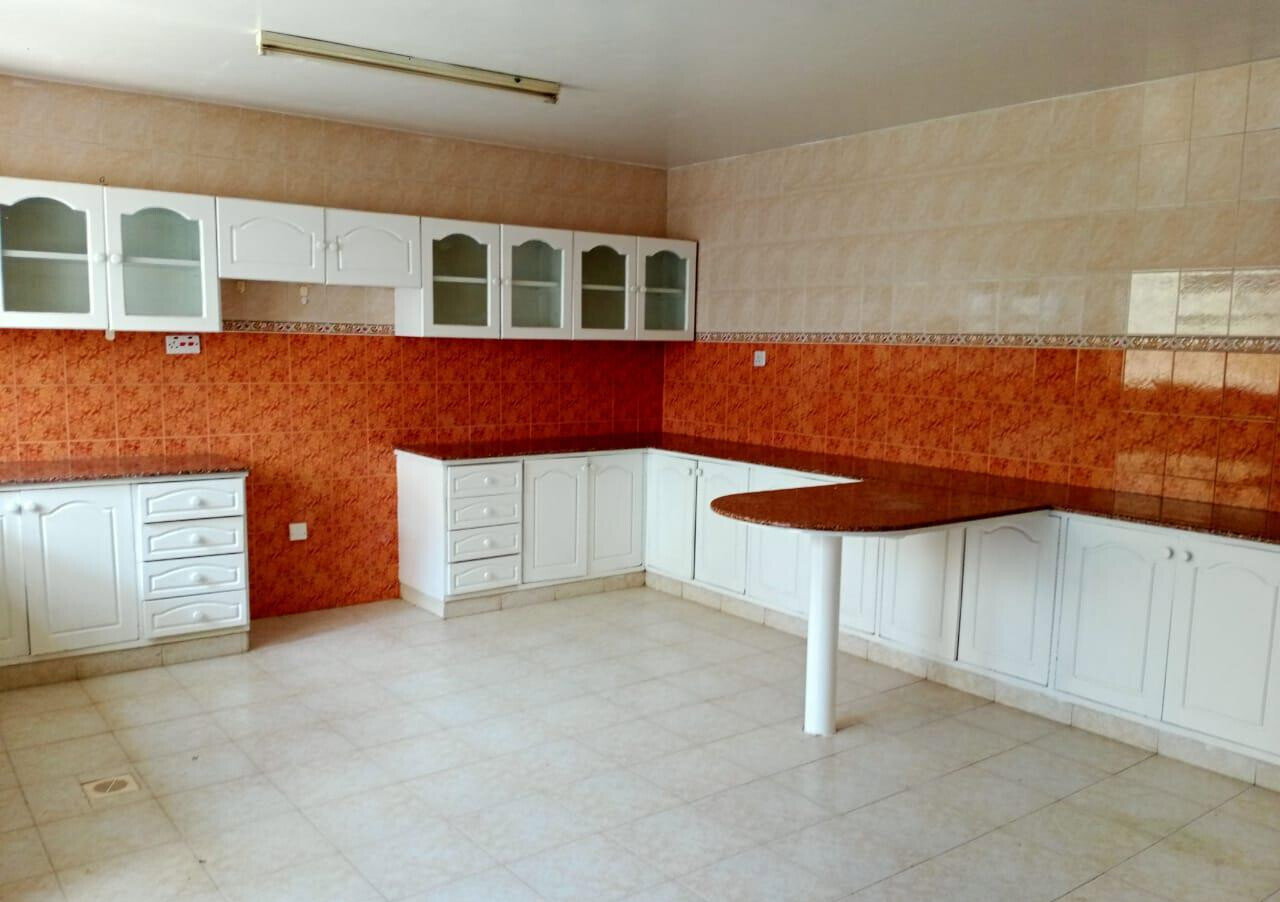 5BR Townhouse with Jacuzzi & Etched Glass Terrace - Westlands