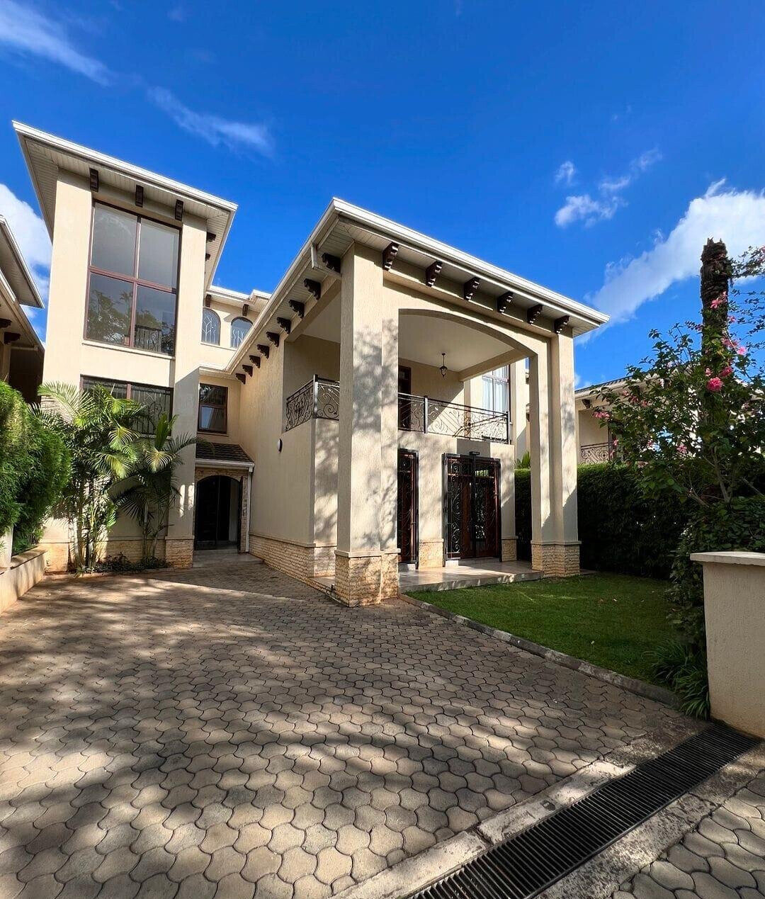 5-Ensuite Townhouse with Front Garden & Family Room - Lavington