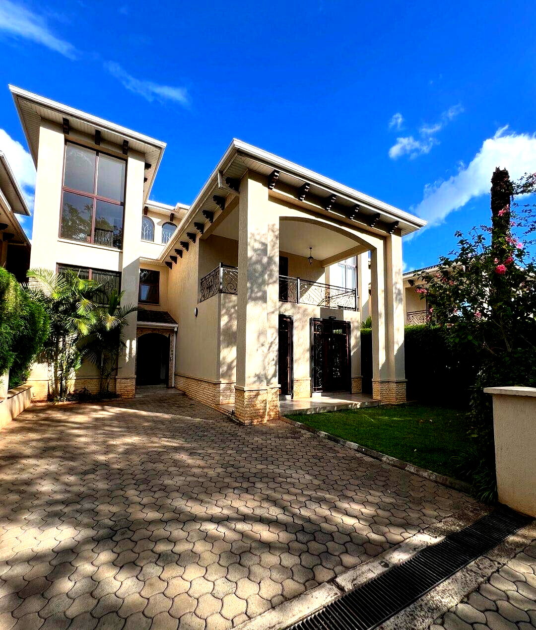 5-Ensuite Townhouse with Front Garden & Family Room - Lavington