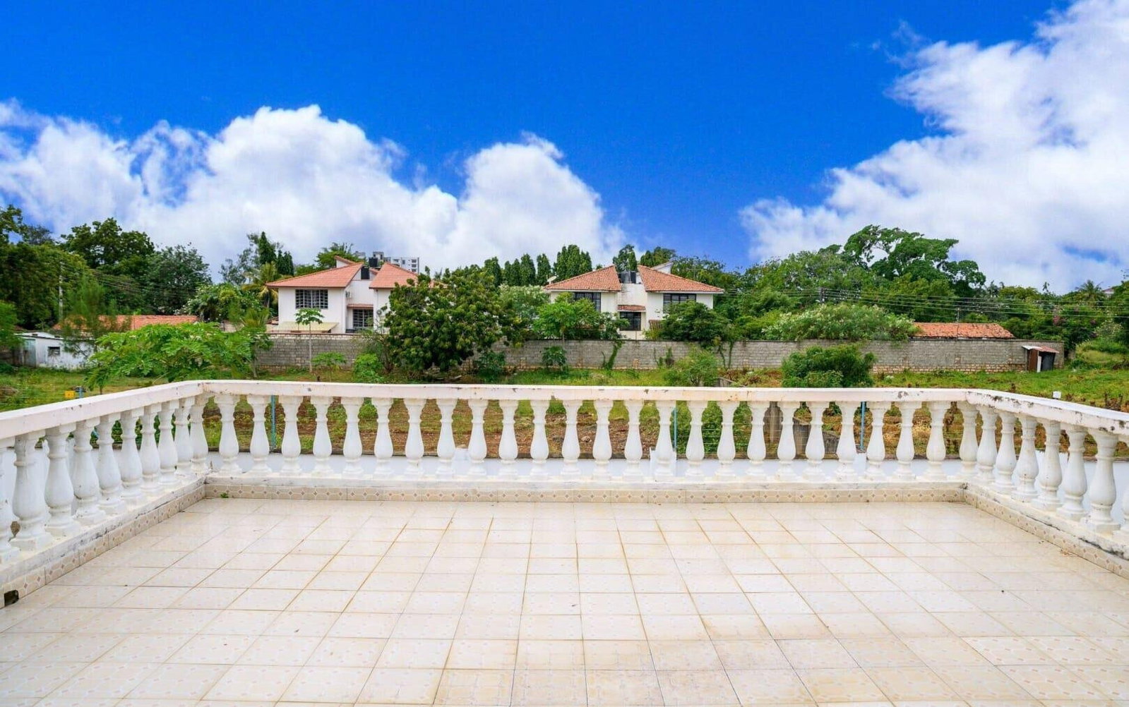 4BR Townhouse Steps from Nyali Beach - Gated Community