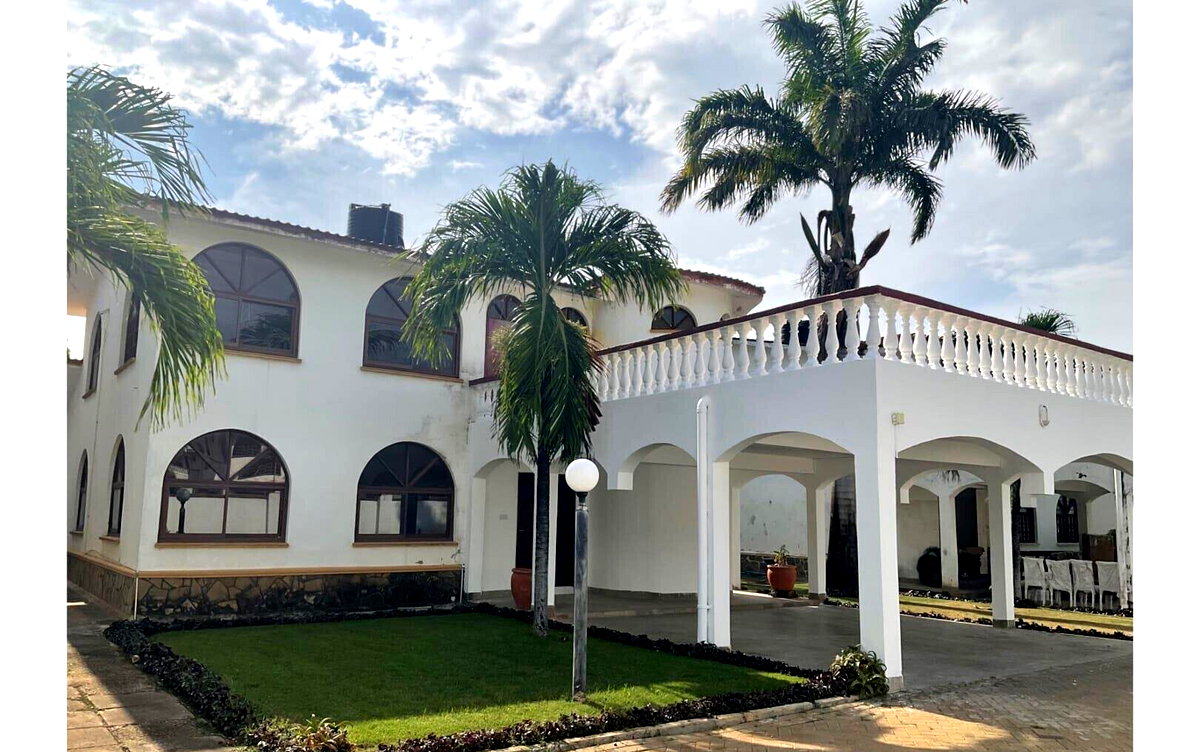 4BR Townhouse Steps from Nyali Beach - Gated Community