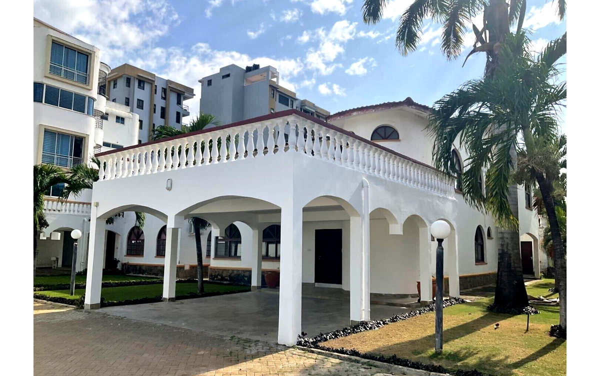 4BR Townhouse Steps from Nyali Beach - Gated Community