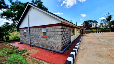 3bdrm Bungalow in Bendor Estate for Sale - Image 3