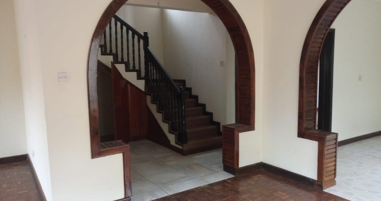 4BR Townhouse with Parquet Floors & DSQ - Lavington