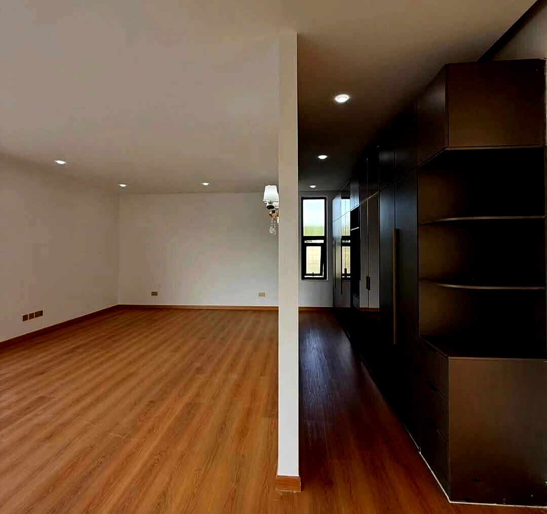Luxury Villa with Lift Shaft & Solar Heating - Lavington