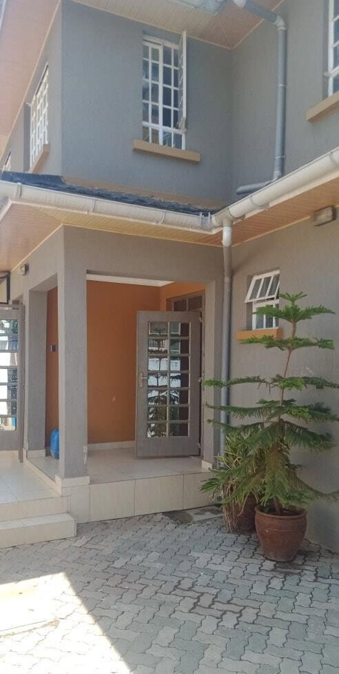 4BR Rustic Townhouse with Fruit Garden & Fireplaces - Makeresha