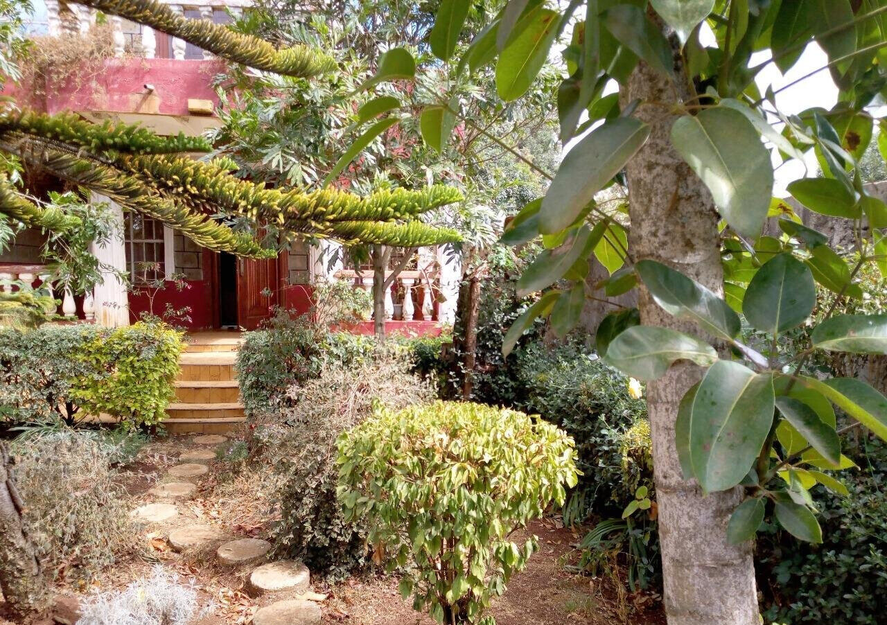 4BR Rustic Townhouse with Fruit Garden & Fireplaces - Makeresha