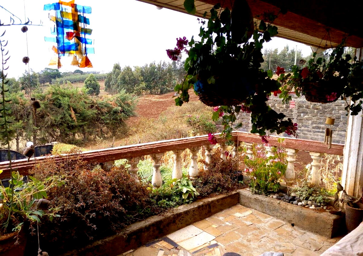 4BR Rustic Townhouse with Fruit Garden & Fireplaces - Makeresha