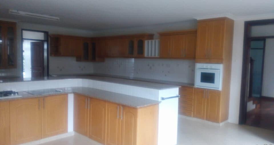 5BR Standalone Townhouse with Jacuzzi & Fireplace - Runda