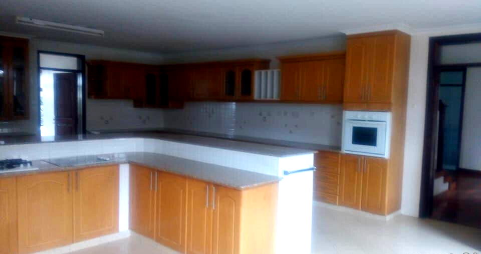 5BR Standalone Townhouse with Jacuzzi & Fireplace - Runda