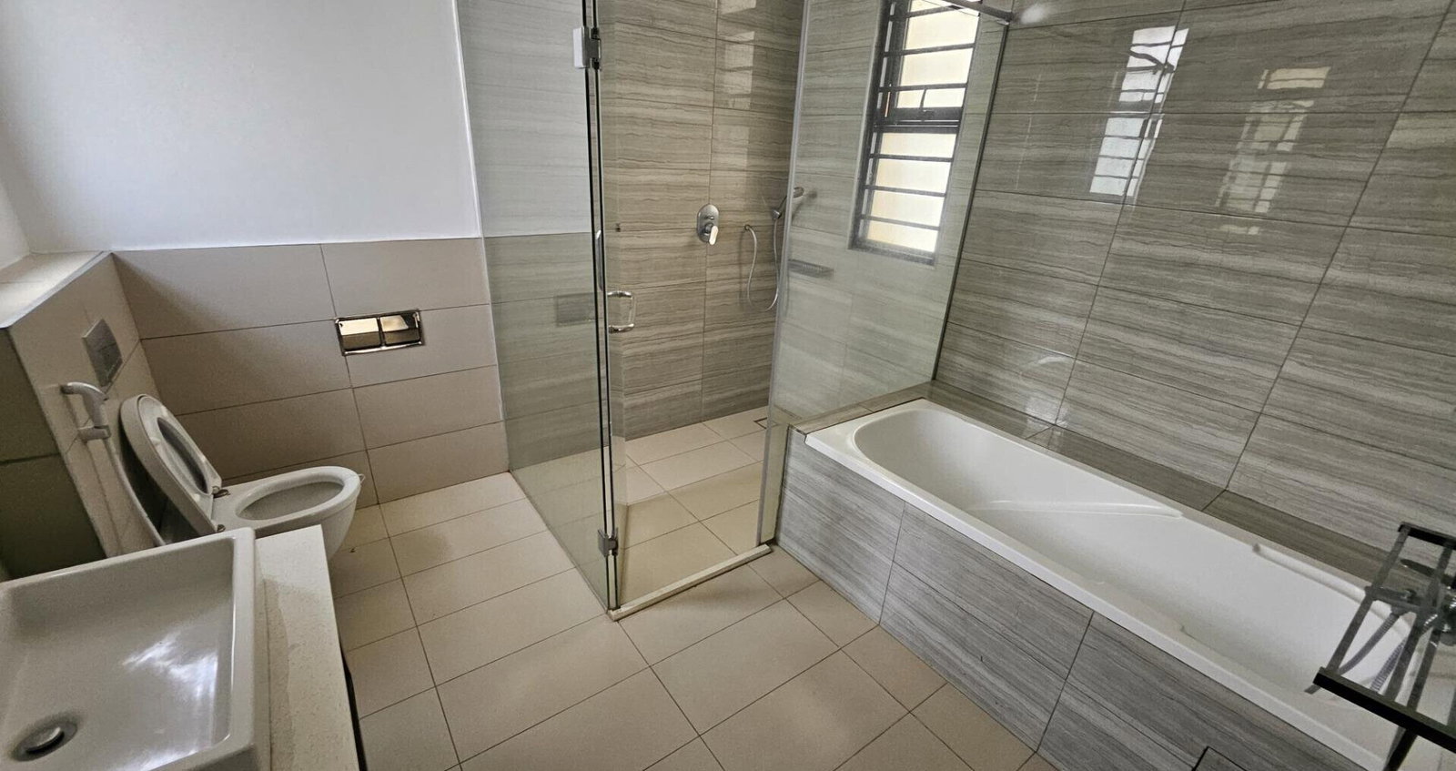 4BR Townhouse with Jacuzzi & Guest Suite - Ridgeways