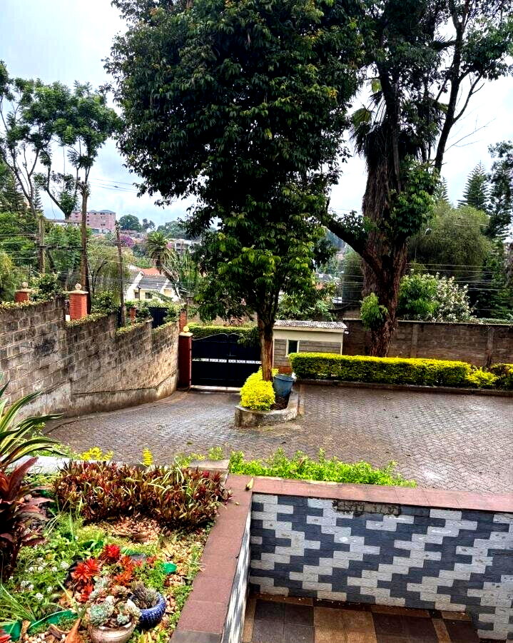 Homely 4BR Townhouse with DSQ on Quarter Acre - Mountain View