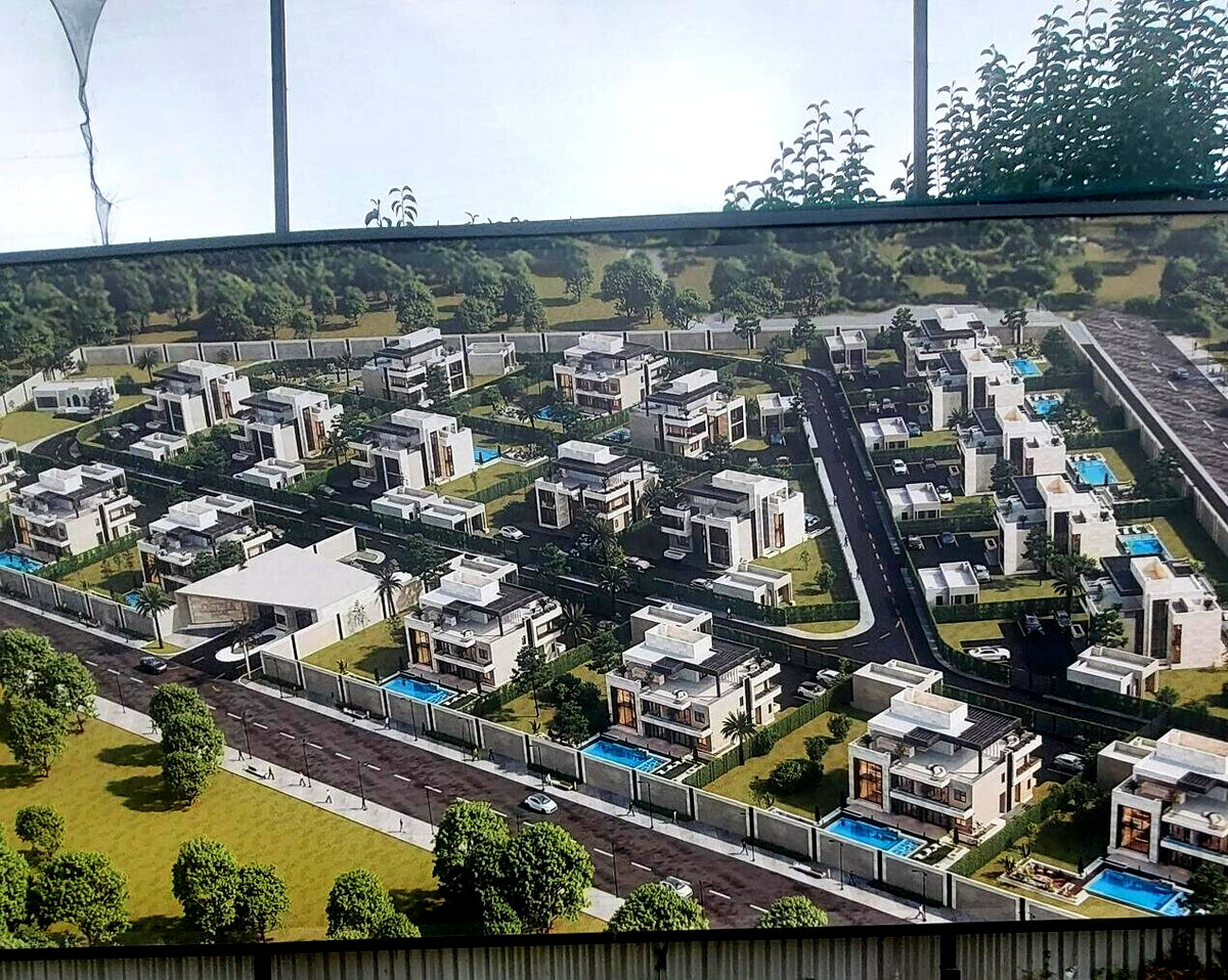 5-Ensuite Townhouse with Heated Pool & Rooftop Deck – Hardy, Karen