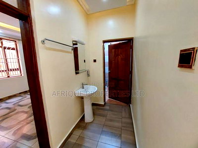 5bdrm Mansion in Membley for rent - Image 5