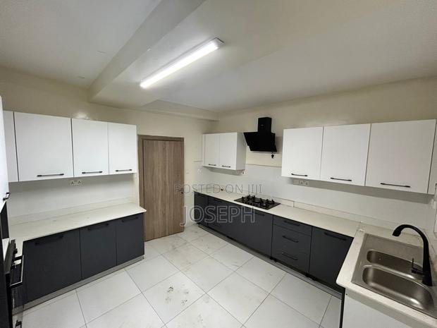 5bdrm Apartment in 3Rd Parklands for sale