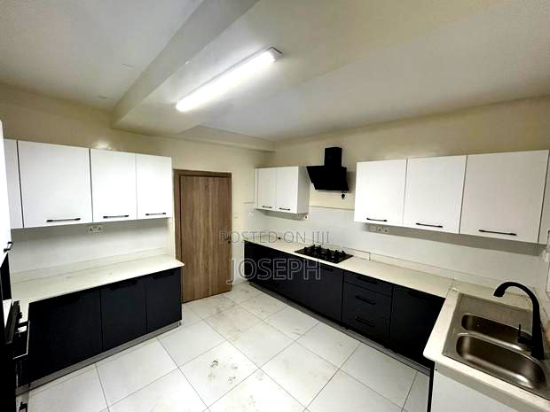 5bdrm Apartment in 3Rd Parklands for sale