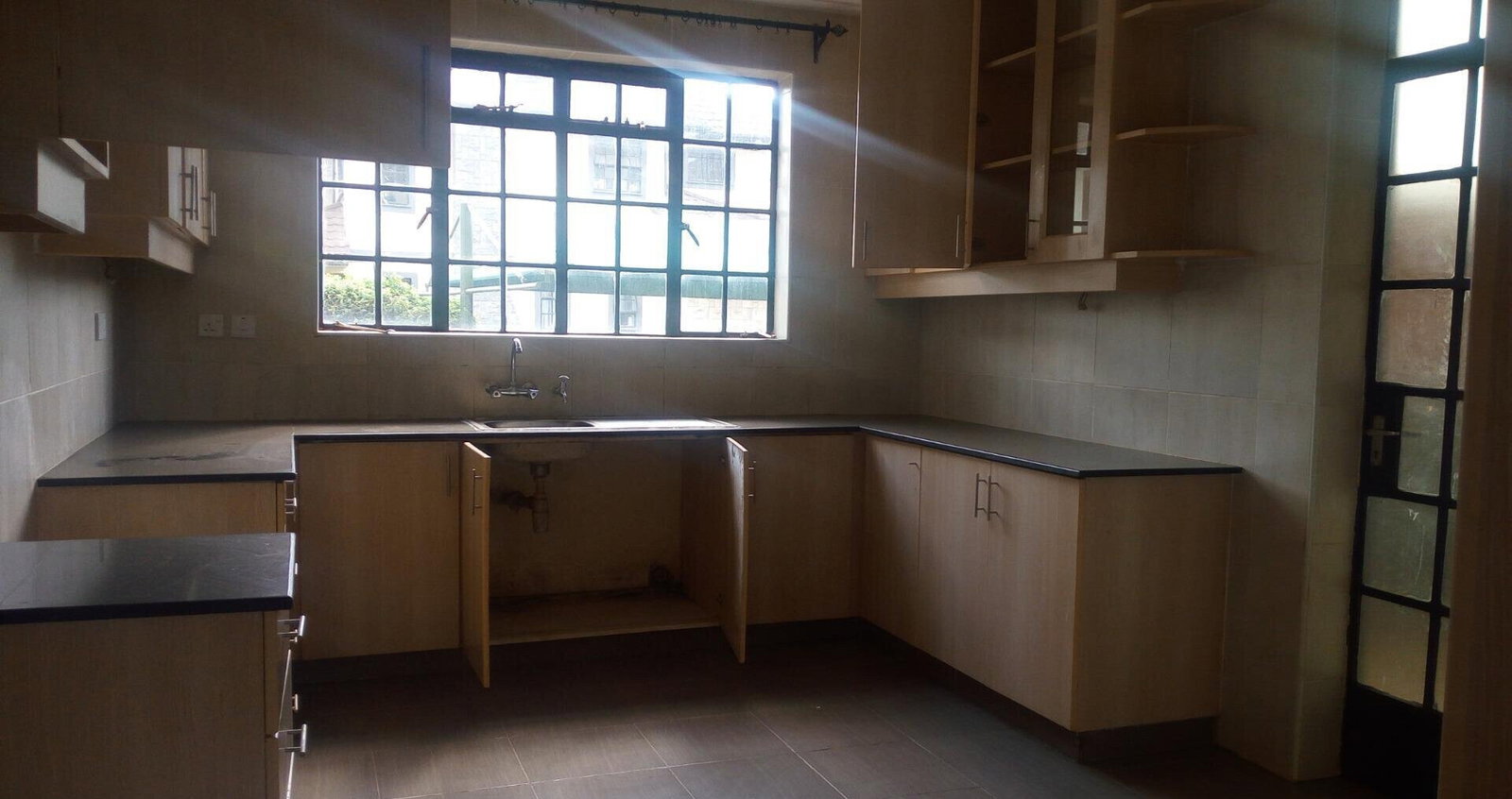 4BR Modern Villa with Private Garden & DSQ - Runda