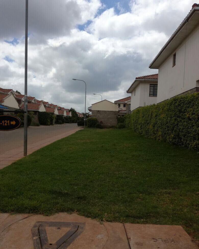 4BR All En-Suite Townhouse with Private Garden - Mlolongo