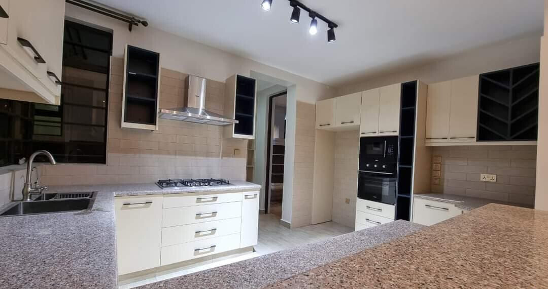 4BR Villa with Pool, Clubhouse & Staff Quarter - Membley Estate