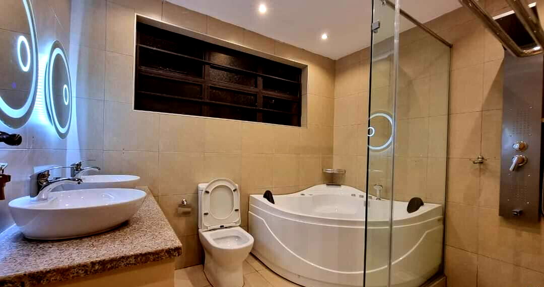 4BR Villa with Pool, Clubhouse & Staff Quarter - Membley Estate