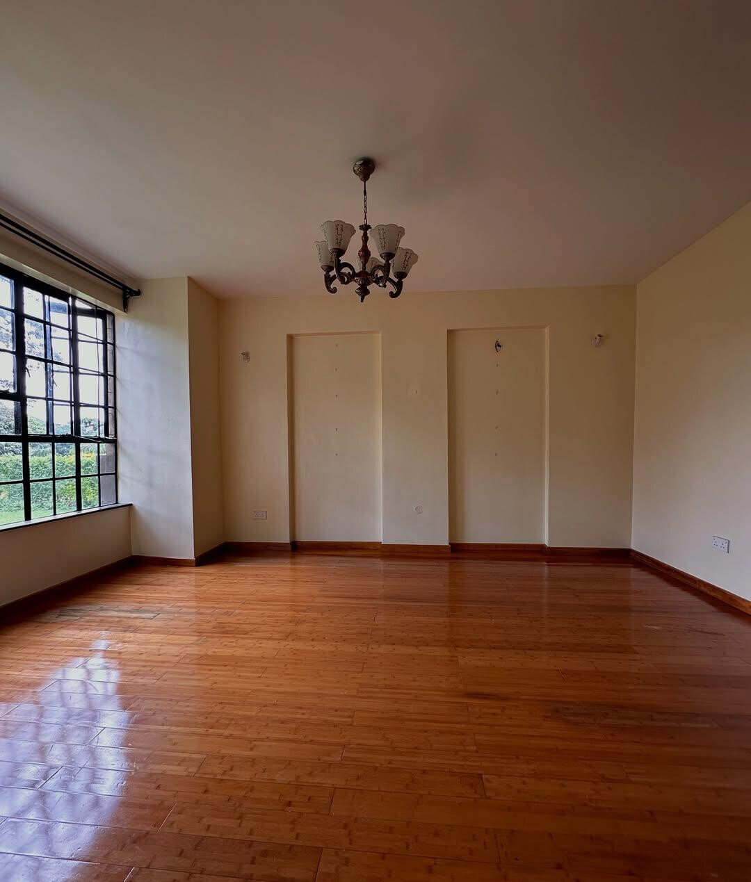 Half-Acre Townhouse with Sunken Lounge & Fireplace – Karen