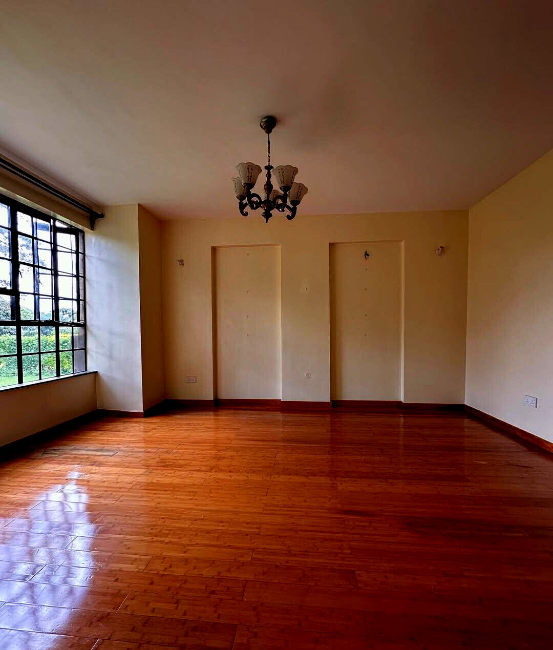 Half-Acre Townhouse with Sunken Lounge & Fireplace – Karen