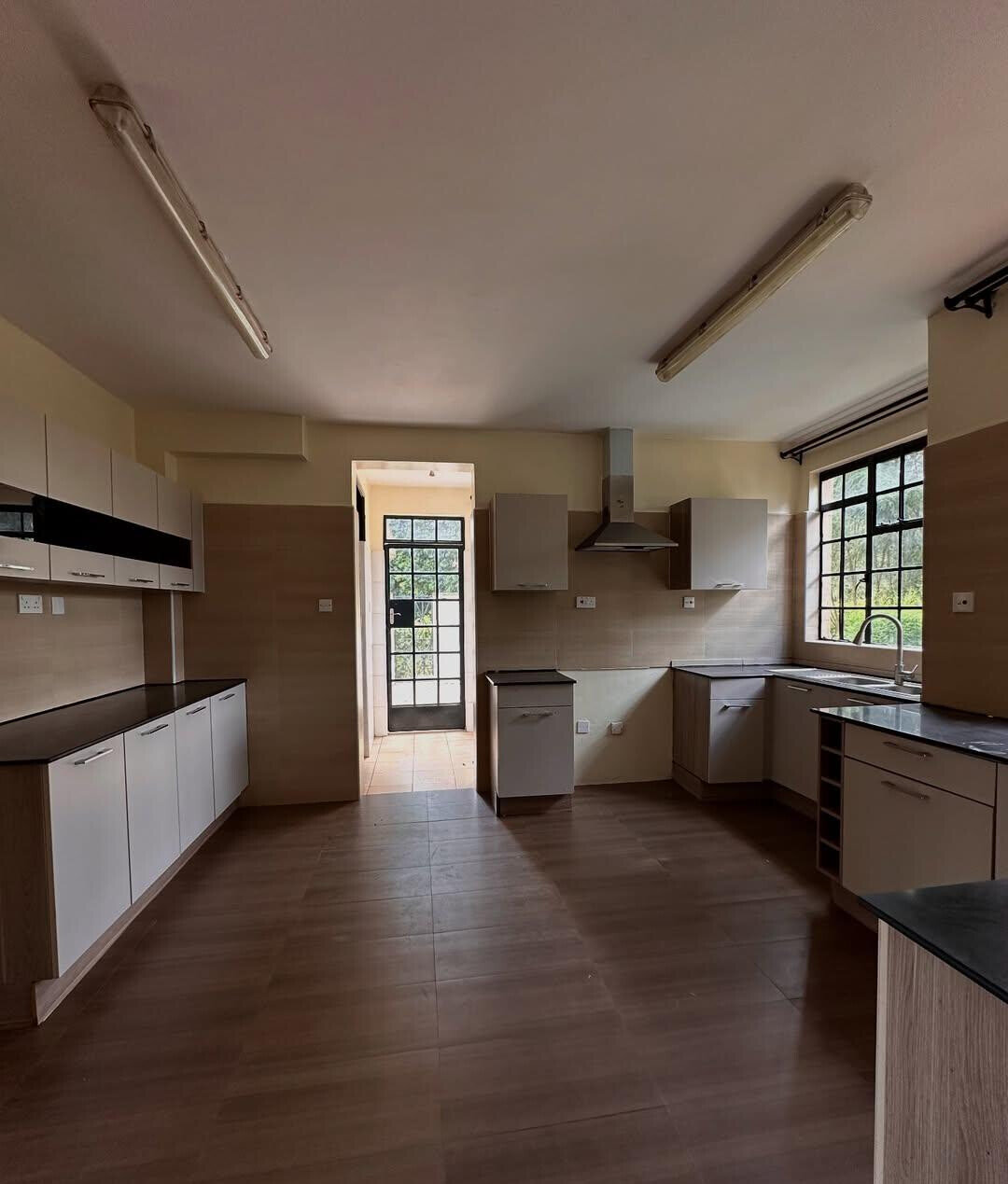 Half-Acre Townhouse with Sunken Lounge & Fireplace – Karen