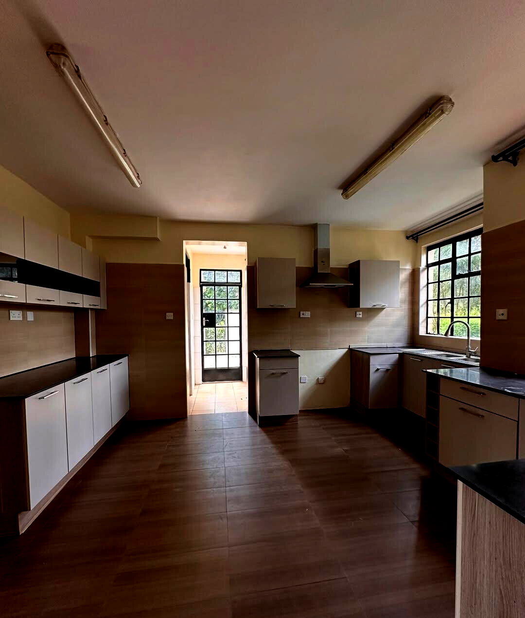 Half-Acre Townhouse with Sunken Lounge & Fireplace – Karen