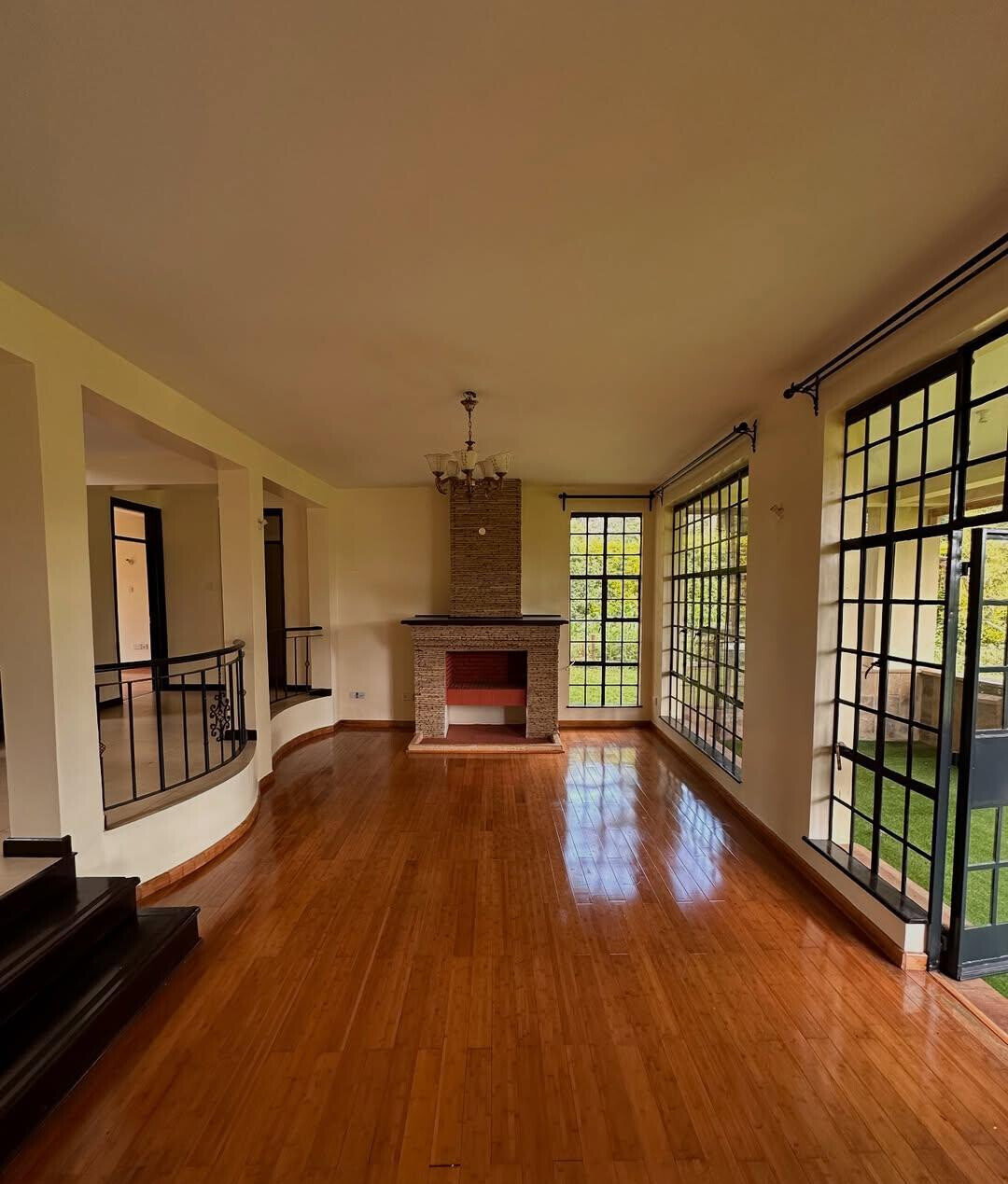Half-Acre Townhouse with Sunken Lounge & Fireplace – Karen