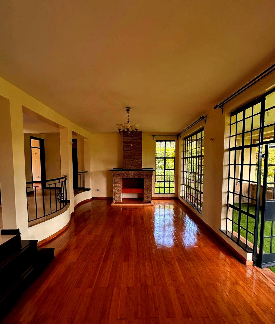 Half-Acre Townhouse with Sunken Lounge & Fireplace – Karen