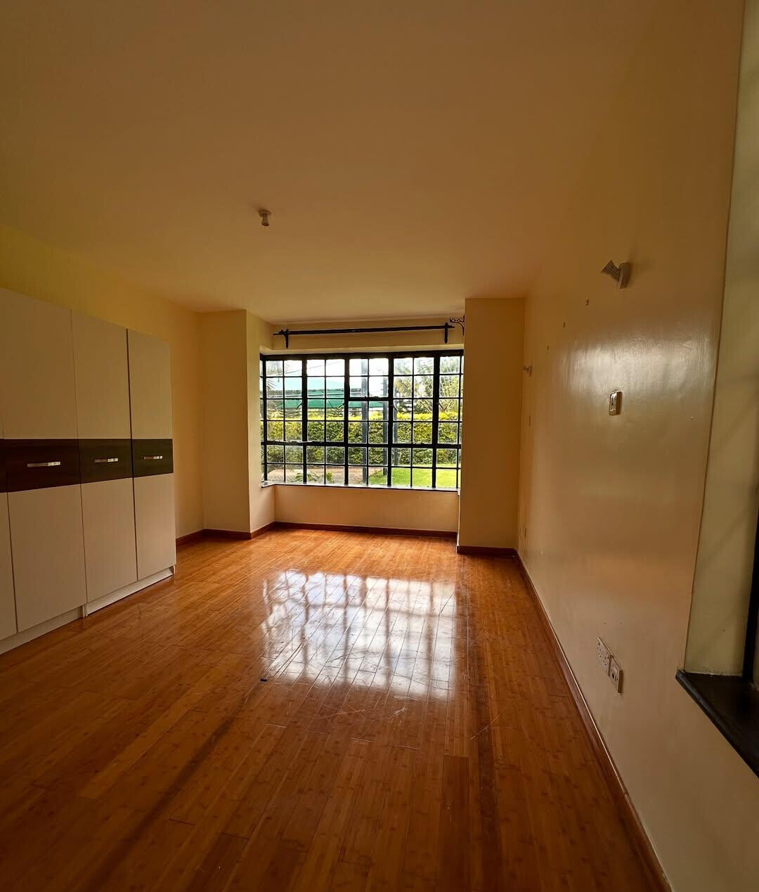 Half-Acre Townhouse with Sunken Lounge & Fireplace – Karen