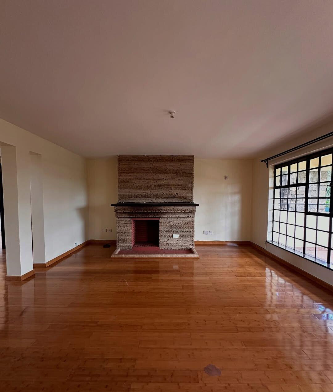Half-Acre Townhouse with Sunken Lounge & Fireplace – Karen